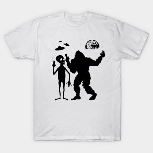 Bigfoot And Alien Take Selfies T-Shirt